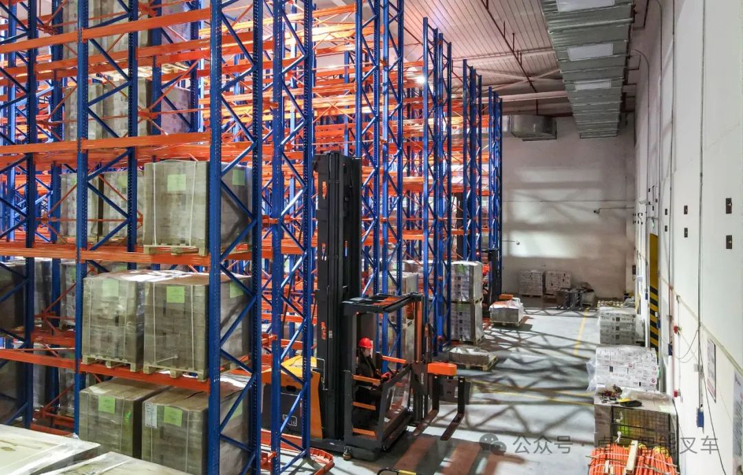 Casos de clientes| Las carretillas elevadoras de tres vías Zowell VNA ayudan a mejorar la eficiencia del almacenamiento en la industria alimentaria